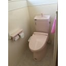 ピンクと白を基調とした清潔感のあるトイレです。