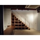 ギャラリー２Ｆへ向かう階段は収納兼作品展示用の家具としても利用できるようになっています。