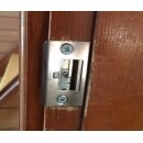 リビングドアの戸締りでラッチ(ドアノブのボッチ）がストライク(ドアノブのボッチを受けるところ）と勘合せず、ドアが閉まりきらなかったため、調整機能付きストライクに交換させて頂きました。