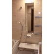 TOTO サザナ　HSシリーズ　Sタイプは使いやすさと保温性に優れてます。
 足元のほっカラリ床の表面シートの下には断熱クッション層と断熱床パンの2層構造で足元からくる冷気をシャットアウトしてくれるので、冬場のヒヤッと感が軽減さると思います。 浴槽もTOTO独自の魔法びん浴槽ですので断熱仕様のふろふたをしておくと浴槽内のお湯が冷えにくい構造になっている為、保温力は抜群に良いです。
また、床の表面も親水特殊処理を施している為、皮脂汚れ等の汚れが付きにくいようになっているので、軽くお掃除しても汚れが落ちやすくなっています
また、断熱防水パン工法で水漏れ等があっても下階に漏水などの被害防止にもなります。