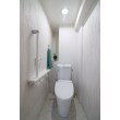 内装、トイレ共に白で統一されシンプルでお洒落な空間になりました。