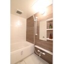 一部を木目調のアクセントパネルに変更しました。明るく広々とした浴室になりました。