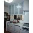 キッチン本体・キッチンパネルを白で統一させ、ガラス収納を吊り戸として設けることで、透明感のある美しいキッチン空間となりました。 「リシェルSI」は収納が豊富なため、大小様々な調理器具をまとまりよく収納することが可能です。