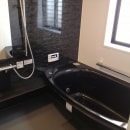ワイド浴槽のシステムバス。
色のベースは黒ですが、床は単色グレー。
全体的な明るさのバランスを取っています。