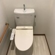 トイレ自体は、しっかり手すりに力を入れて握ることができるように部屋の左寄りに設置し、同時に右側からの介助のスペースを取りました。