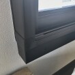 マンションの場合、内窓を設置するための奥行が足りないケースが多く、その場合は専用部材で窓枠をふかす必要があります。今回は窓の重さも相当なものになるので、さらに窓枠の下部に補強を入れています。
