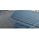 ガルバリウム鋼板の屋根材【エテルナ】でカバー工法を行いました。エテルナは裏に断熱材が付いており、断熱性、遮音性が高い屋根材です。
