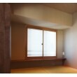 洋室のベッド側の窓へは和紙のような雰囲気のガラスフィルムをはりました。光は通しますが外からは中が見えません。
