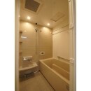 タカラの「伸びの美浴室」は躯体に合わせてサイズオーダーできるので、スペースを最大限有効に使えます。壁がホーローなので、お風呂上りにシャワーでサッと流せばキレイをキープできます。床も汚れが入り込みにくい磁器タイルでお手入れが簡単です。