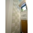 壁にはニオイを吸収するエコカラットを採用。室内の湿気やニオイを吸収するだけでなく、デザインのアクセントにも