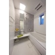床の段差をなくし、手すりを設置したバリアフリー仕様の浴室。保温性があり、足を伸ばしてゆったりと入浴できる広い浴槽や、暖房機能の設置など、快適で安全性のある空間です。