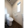 窓のある明るいトイレには、省エネ効果のある節水トイレを採用。右側の収納スペースはカウンター収納にして、圧迫感をなくしました。