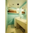 「ホテルのようなかっこいい洗面所」をイメージした洗面室は、ティファニーブルーのクロスが美しい個性的な空間