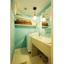「ホテルのようなかっこいい洗面所」をイメージした洗面室は、ティファニーブルーのクロスが美しい個性的な空間