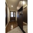 建具や収納をダークブラウンで統一し、床材などの素材も高級感のあるタイルを使用し、上質な空間に。