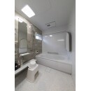 白を基調とした明るい浴室に、石をランダムに積み上げたようなモダンなアクセントパネルのデザインと、保温浴槽を採用。
脚をのばしてゆったり寛げる浴室は機能も充実した最高のリラックス空間。