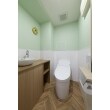 さわやかでやさしいペールグリーンと白のツートンカラーで清潔感のあるトイレに。
出し入れしやすい収納は家族みんなが使いやすい。