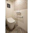タンクレスにして空間を広く使えるようにし、手すりも設けて限られた空間でも動きやすくなったトイレ。