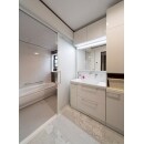 大きく開くスライド扉と手すり、暖房乾燥換気扇を設置し安心して使える浴室に。