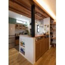 間接照明や木目を活かした天井板を使い、おしゃれなカフェ風キッチンに。