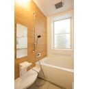 リフォームのきっかけとなった浴室。白ベースに木目のアクセントパネルでカントリーイメージに。
