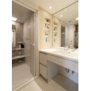洗面台下をネコちゃんのトイレ空間とし、限られたマンションのスペースを有効利用した新たな発想。