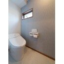 ブルーグレーのアクセントクロスが上品なトイレ空間
入り口側に手洗い水栓も設置しました。