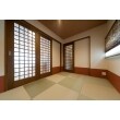 リビングの一部として、客間としてフレキシブルに対応できる日本の美。和室！
リビング側は間口をフルオープンできるスライドガラス障子。廊下側からも直接出入りできるのでトイレにも気兼ねなく通れます。