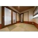 リビングの一部として、客間としてフレキシブルに対応できる日本の美。和室！
リビング側は間口をフルオープンできるスライドガラス障子。廊下側からも直接出入りできるのでトイレにも気兼ねなく通れます。