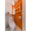 オレンジのアクセントクロスが目に鮮やかなトイレ
飾り棚を造作し、お気に入りの小物を飾る予定です。