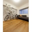自転車が趣味のご主人のためのお部屋です。
床は傷にも強い丈夫なフロアタイルを。壁にはコンクリート風のクロスを貼ってハードなイメージに。