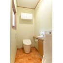 タンクレストイレとは別に男性用小便器も設置。
手洗いキャビネットで室内スッキリ。
