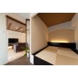 小上がり和室は寝室専用で、やさしい間接照明と珪藻土に包まれて眠れます。畳下は大容量の収納。