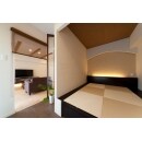 小上がり和室は寝室専用で、やさしい間接照明と珪藻土に包まれて眠れます。畳下は大容量の収納。