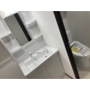 洗面所は向きも場所も変わり、扉を引き戸に変えたことでデッドスペースがなくなり動線も確保。
洗面台は新品で使いやすくなりました。