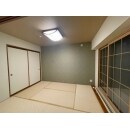 畳、壁紙、天井とシンプルな色味で、和室の風合いを崩さないデザイン。