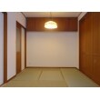 和室にも洋室と同じ無垢材の建具を使用し、レトロな風囲気に仕上げました。