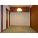和室にも洋室と同じ無垢材の建具を使用し、レトロな風囲気に仕上げました。