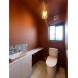 トイレのクロスは思い切って赤褐色カラーを全面に。
手洗いカウンターの背面に貼った平田タイル製の一癖タイルが素敵です。
