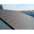 遮熱・断熱を兼ねる為、断熱材がついている上に、フッ素加工された屋根材を選定しました。材料の保証期間も２０年のタイプです。