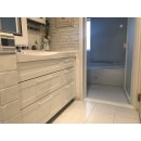 洗面所は白を基調としタイルレンガ調のクロスを組み合わせることで優しい雰囲気に仕上がりました。