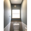 トイレ、腰壁が白なのでアクセントクロスにブルーの壁紙を合わせました。シンプルで既存の窓と調和してとても落ち着いた雰囲気のトイレになりました。