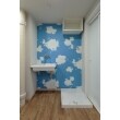 洗面所スペースは、青空で明るく楽しくなるような壁紙を採用。