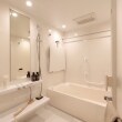 浴室は、上質な浴室空間が味わえることで人気のTOTOバスルーム「シンラ」です。
「明るく清潔感があり掃除しやすい」をテーマに、壁は白の「ペルルホワイト」で統一。
「エレノアピンク」の浴槽を組み合わせて、全体的に温もりを感じる空間になりました。
