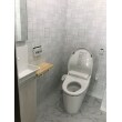 店舗のトイレ。和式から最新洋式トイレにリフォーム。
手狭な空間を最大限生かせるよう、埋め込み型のミラーキャビネットを採用することで、手洗いも設置。
スッキリとした空間に生まれ変わりました。