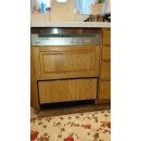 国産メーカーのキッチンではあまり見かけない60㎝幅の食洗機でした。
キッチンはアメリカのDeWilsというメーカーのキャビネットの為、食洗機のサイズに合わせ扉材をオーダーして取り付けました。