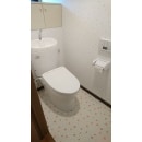 可愛いハートがちりばめられたクッションフロアと真っ白なトイレで清潔感が上がりました。