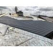 既存の屋根の上に防水材となるアスファルトルーフィングを敷きます。その上に横葺きガルバリウム鋼板屋根を取り付けていきます。
