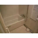 清潔感のある白で統一された浴室は、部屋全体を断熱材で包んだパーフェクト保温仕様で冬場も快適に入浴できます。