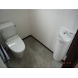 洗面と仕切られた和式のトイレを間仕切壁を撤去し、ひとつの空間としました。